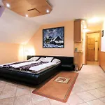 V Hluboke A Department Glamp 4*